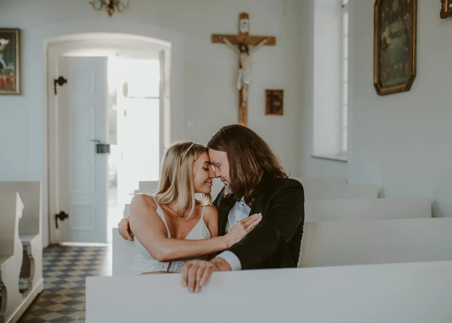 Sesja ślubna - Śląskie Santorini-sesja w kaplicy pełnej światła