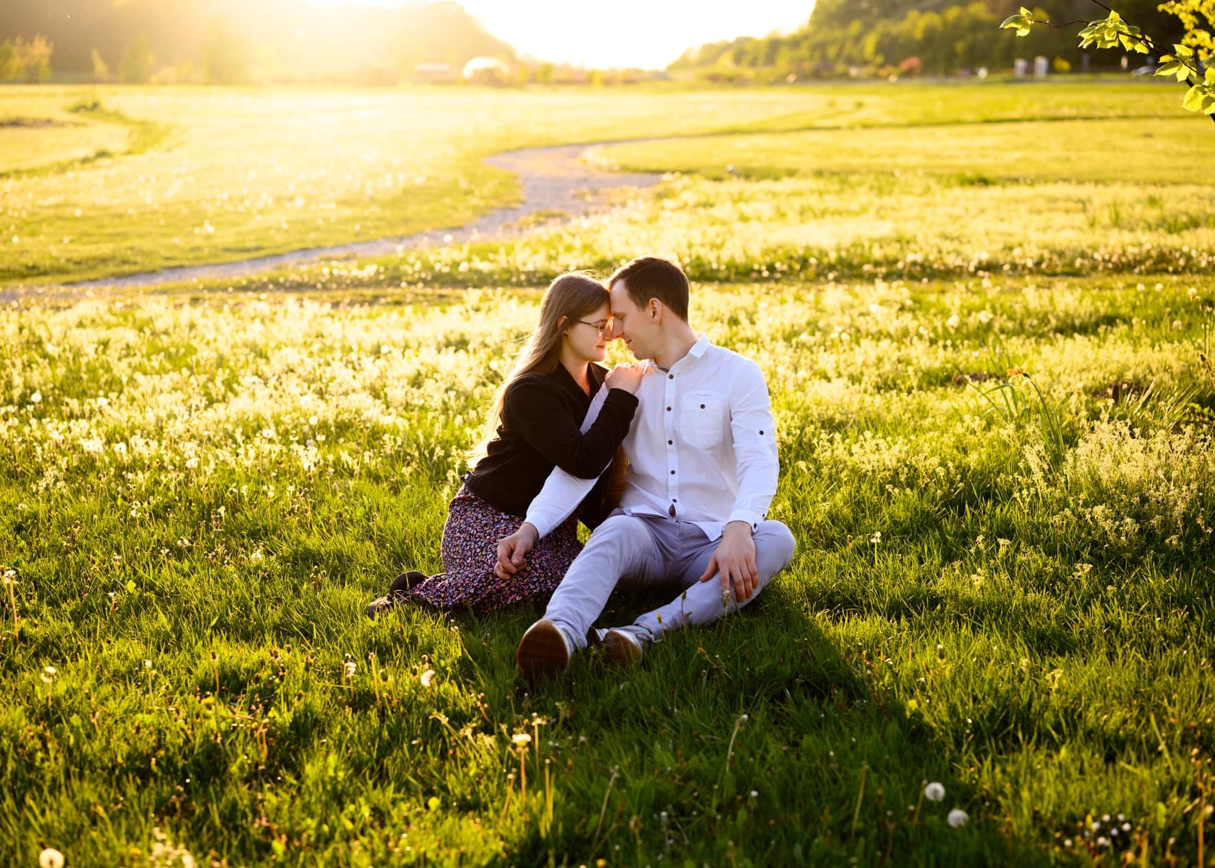 zdjęcie przedstawiające parę zakochanych osób podczas sesji zdjęciowej