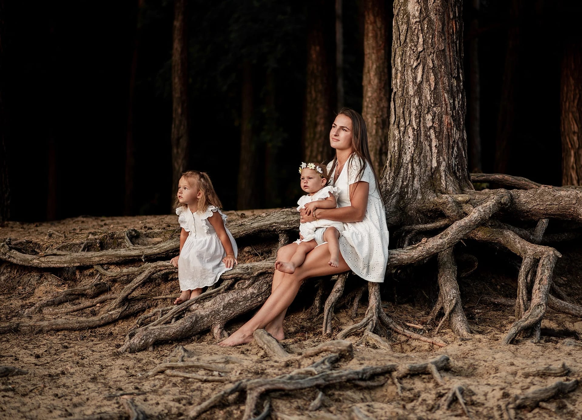 Zdjęcie przedstawiające rodzine podczas sesji w plenerze